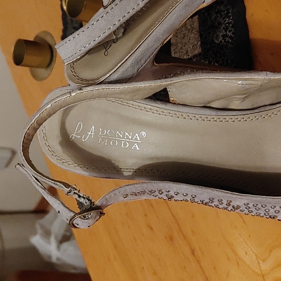 Bella Donna sz 40. Grey in color - Picture 2 of 3